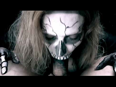 ❤️ Demon girl zuigt pik met haar zwarte mond en slikt sperma. ❤ Porno vk at us ﹏