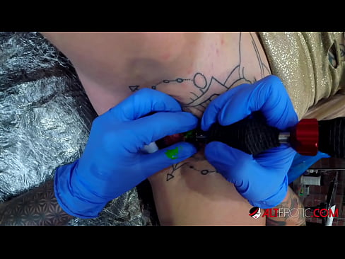❤️ Extreem getatoeëerde hottie Sully Savage kreeg een tatoeage op haar clitoris ❤ Porno vk at us ﹏